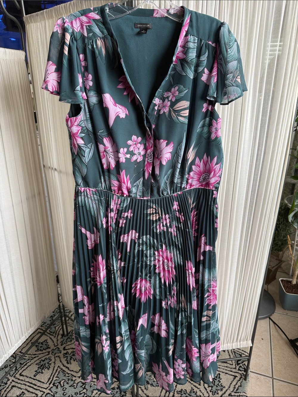 Ann Taylor Green Floral pleated Dress